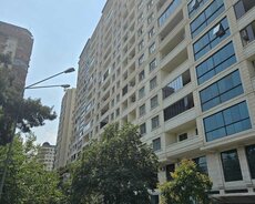 Təhsil Nazirliyinın və H Əliyev mərkəzinin yanında