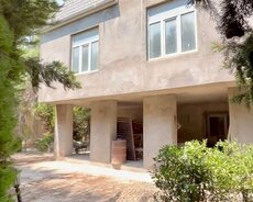 Şüvəlan yolunda 3 mərtəbəli bağ evi satılır