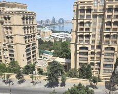 Dağüstü parkın yanında 4 otaqlı mənzil satılır