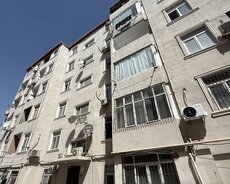 Xırdalanda 6 mərtəbəli binanın 1 ci mərtəbəsində ev satılır