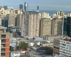 Mərkəzi parkın yanında 3 otaqlı mənzil satılır