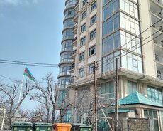 Bayil qəs, Bayraq meydanin üzbə-üz