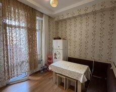 Şərq bazarının yanında 2 otaqlı mənzil satılır