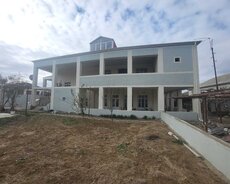 Buzovna Mərdəkan yolunda həyət evi satılır