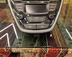 Hyundai Elantra monitor