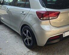 Kia Rio gundelik maşın kirayəsi