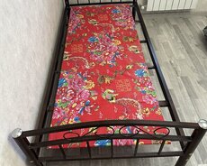 Продаю железную кровать без матрасаа