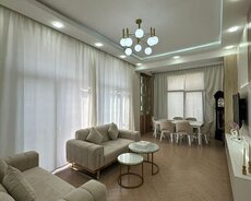 Heydər Əliyev mərkəzinin yanında 4 otaq satılır