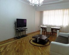 Mərkəzi parkın yanında 3 otaqlı mənzil satılır