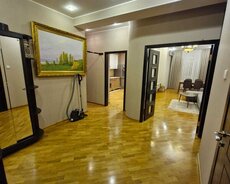 Tibb Universitetının yanında