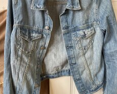 İkinci əl paltarlar satılır