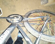 Disqler el ilə renglenib cox mohdesemdir