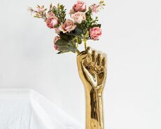 Dəmir yumruq güldan