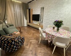 Hökümət Evinin yanında 2 otaqlı mənzil satılır