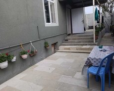 1 həyətdə 2 ev satılır