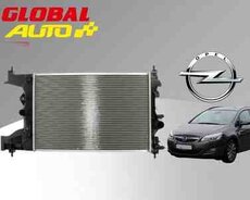 Opel Astra J Sports Tourer su radiatoru