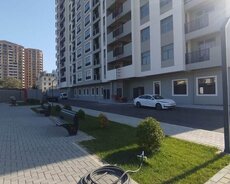 Səməd Vurğun bağının yanında yerləşir