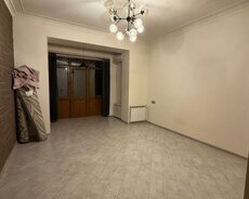 Koroğlu parkının yanında 3 otaq satılır